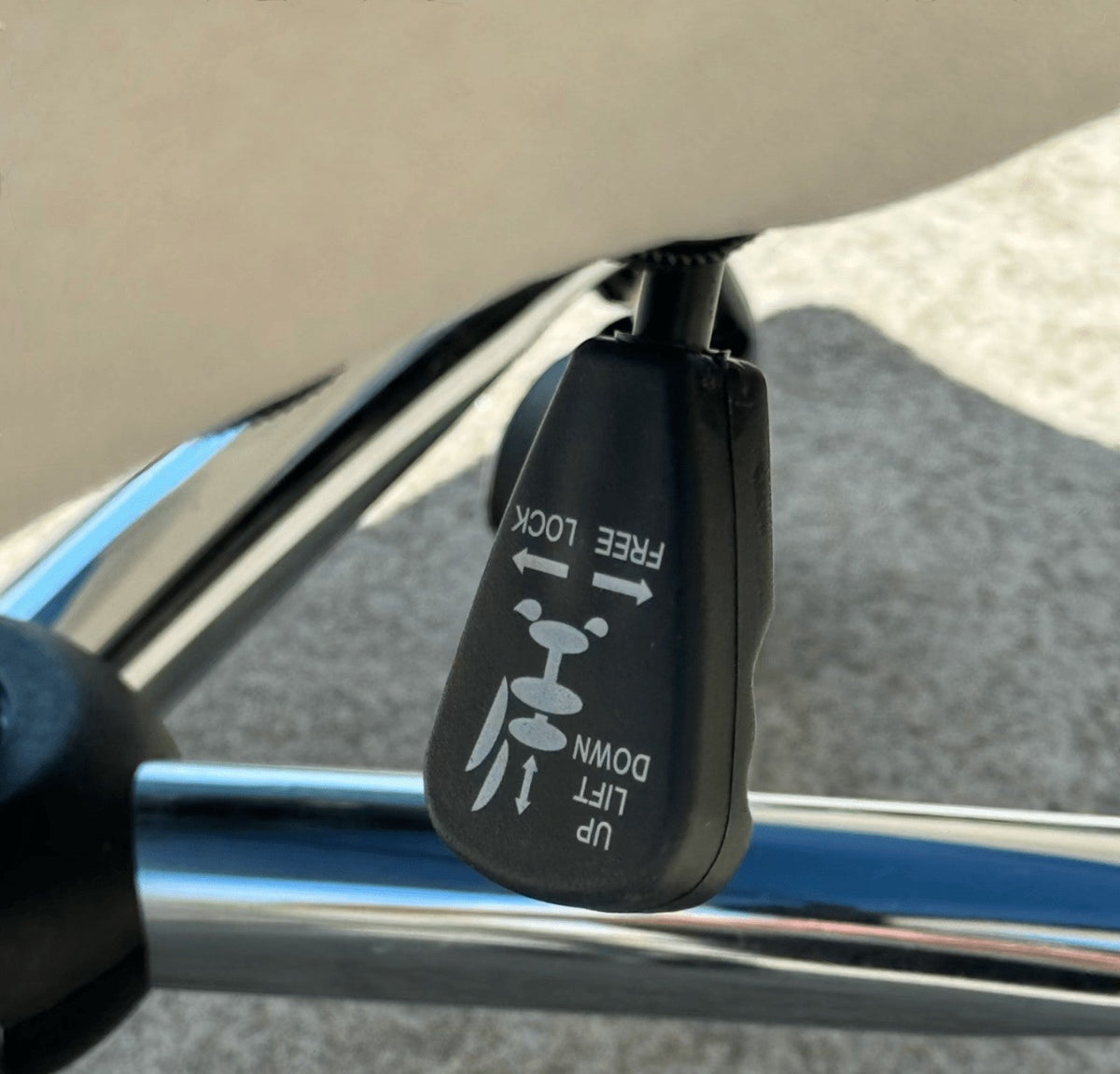 Close-up of the ERGOWAVE L1 recline lever showing the lock, lift and free positions