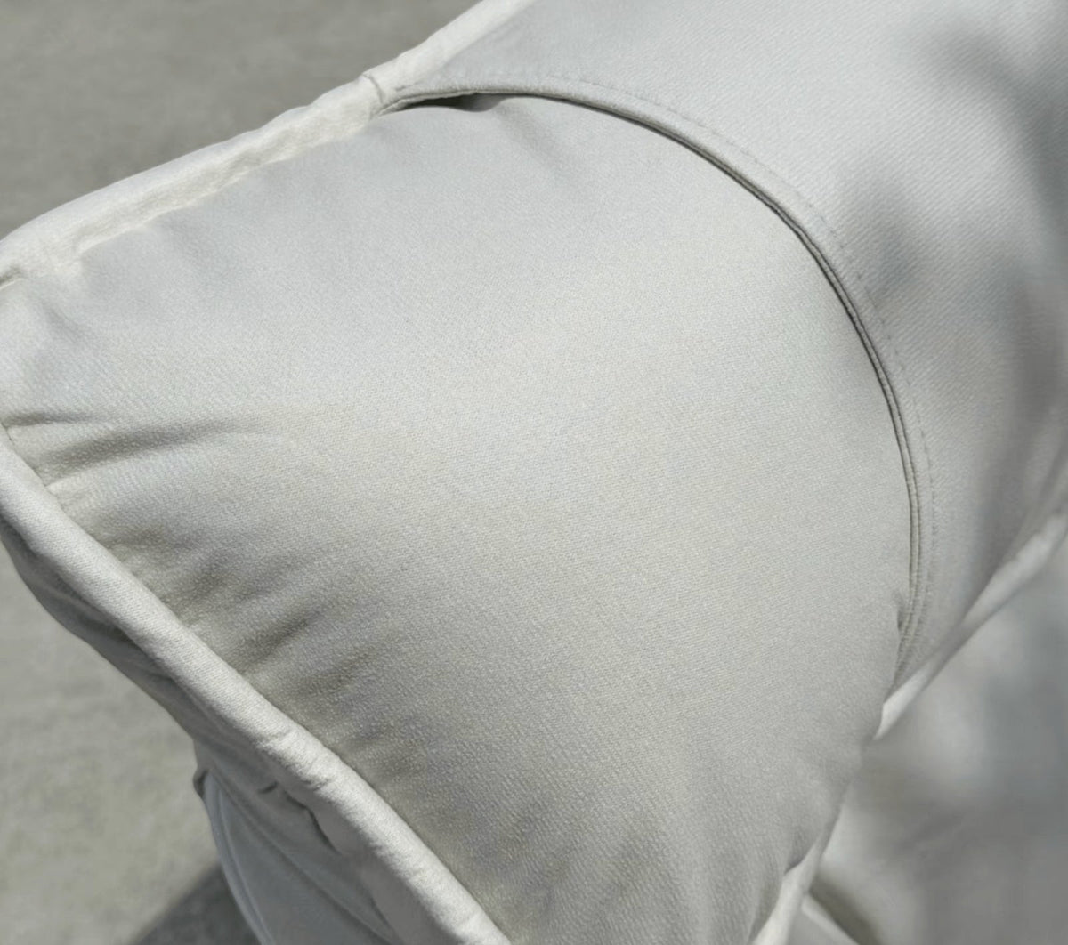 Close-up of the ERGOWAVE L1 padded seat and retractable footrest